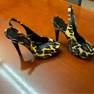 Jessica Simpson saying it all with these sexy heels! Size 8B. Preowned animal